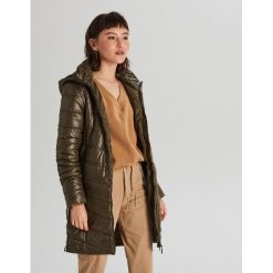Pikowany płaszcz - Khaki. Brązowe płaszcze Cropp, l, bez wzorów, bez kaptura. Za 159.99 zł.