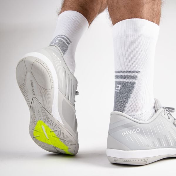 Skarpety sportowe Mid. Białe skarpety KIPSTA, bez wzorów, z bawełny. Za 29.99 zł.