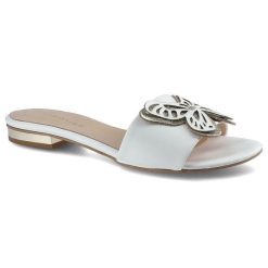 Klapki damskie Damiss, naturalna skóra licowa w białym kolorze z szerokim paskiem zdobionym ażurową metalową aplikacją oraz niską płaską podeszwą z d. Białe klapki DAMISS, z aplikacjami, ze skóry, bez obcasa, na płaskiej podeszwie. Za 209.00 zł.