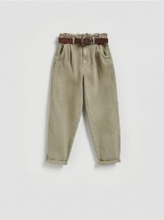 Jeansy paperbag z paskiem - zielony. Zielone jeansy Reserved, bez wzorów. Za 149.99 zł.