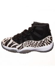 Air Jordan Sneakersy "11 Retro" w kolorze czarno-beżowym rozmiar: 37,5. Czarne trampki Air Jordan, bez wzorów, za kostkę, bez zapięcia. Za 299.37 zł.