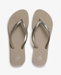 Superdry Klapki Core Metallic z gumowym paskiem i podeszwą z recyklingowanej. Brązowe klapki Superdry, bez wzorów, z gumy, bez obcasa. Za 93.05 zł.