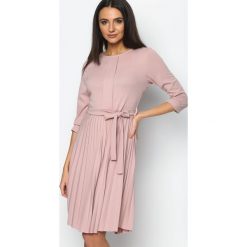 Różowa Sukienka Pleated Belted. Czerwone sukienki Born2be, s, bez wzorów, bez kołnierzyka, bez ramiączek, midi, plisowane. Za 89.99 zł.