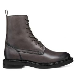 Botki Geox. Brązowe botki Geox, z aplikacjami, bez obcasa, na płaskiej podeszwie, bez zapięcia. Za 589.99 zł.