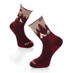 Skarpety turystyczne z wełny merynosów z motywem wilka wiśniowego. Czerwone skarpety TRY TO FLY, bez wzorów, z wełny. W wyprzedaży za 83.53 zł.