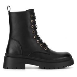 Botki DeeZee. Czarne botki DeeZee, bez wzorów, bez obcasa, na płaskiej podeszwie, bez zapięcia. Za 139.99 zł.