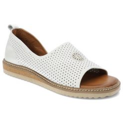 Białe Sandały Damskie Artiker Stylowe Obuwie. Białe sandały Artiker, w ażurowe wzory, ze skóry, eleganckie, bez obcasa, na platformie, bez zapięcia. Za 242.99 zł.