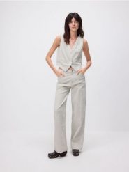 Jeansy wide leg w paski - biały. Białe jeansy Reserved, bez wzorów. W wyprzedaży za 45.99 zł.