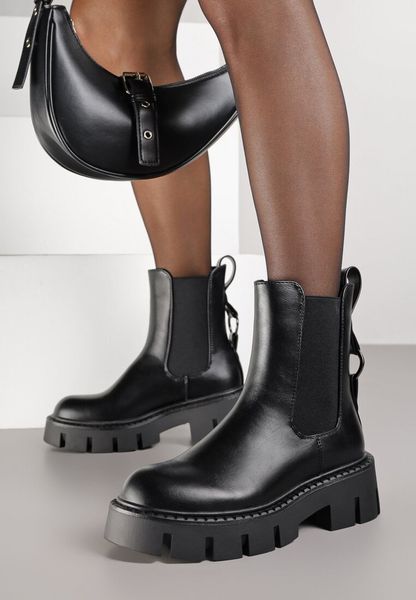 Czarne Botki Vices Typu Sztyblety na Grubej Podeszwie z Metaliczną Ozdobą Alorrive. Czarne botki Born2be, z aplikacjami, bez obcasa, na płaskiej podeszwie, bez zapięcia. Za 149.99 zł.