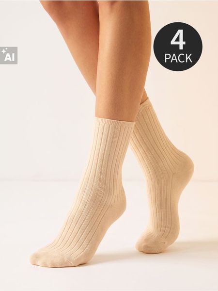 Skarpetki z bawełną 4 pack - różowy. Czerwone skarpety Sinsay, bez wzorów, z bawełny. Za 15.99 zł.