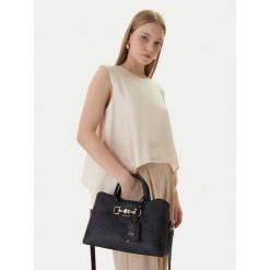 Torebka Guess. Czarne torebki klasyczne Guess, z aplikacjami, bez dodatków. Za 411.99 zł.