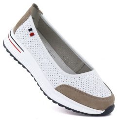 Skórzane baleriny na grubej podeszwie ażurowe białe Jezzi 7815. Białe baleriny Jezzi, w ażurowe wzory, ze skóry, bez obcasa. Za 169.99 zł.