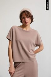 Bluza z krótkimi rękawami beżowa. Brązowe bluzy MOODO, l, bez wzorów, z elastanu, bez kaptura. Za 89.99 zł.