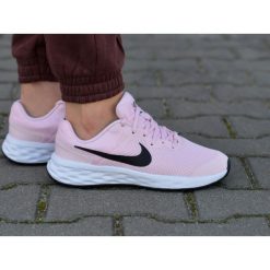Buty lifestyle damskie Nike Revolution 6 NN GS DD1096-608. Czerwone obuwie sportowe Nike, bez zapięcia, Nike Revolution. Za 220.00 zł.