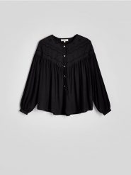Koszula z crochet'ową wstawką - czarny. Czarne koszule Reserved, l, bez wzorów, z bawełny, klasyczne, bez kołnierzyka, bez ramiączek. W wyprzedaży za 49.99 zł.