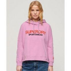 Luźna bluza z kapturem z logo odzieży sportowej. Niebieskia bluzy Superdry, bez wzorów, z bawełny, z kapturem. Za 179.25 zł.
