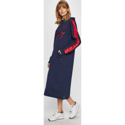 Tommy Jeans - Sukienka. Niebieskie sukienki Tommy Jeans, na co dzień, l, z aplikacjami, z bawełny, casualowe, bez kołnierzyka, bez ramiączek, mini, proste. W wyprzedaży za 439.90 zł.