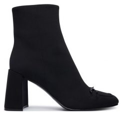 Botki LOVE MOSCHINO. Czarne botki Love Moschino, bez wzorów, bez obcasa, na słupku, bez zapięcia. Za 1,409.00 zł.
