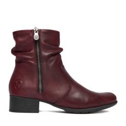 Botki Rieker. Czerwone botki Rieker, bez wzorów, bez obcasa, na płaskiej podeszwie, bez zapięcia. Za 399.99 zł.