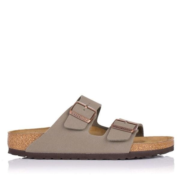 Klapki damskie Birkenstock Arizona Bfbc. Brązowe klapki Birkenstock, bez wzorów, z jeansu, bez obcasa. Za 471.75 zł.