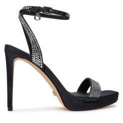 Sandały Guess. Czarne sandały Guess, z aplikacjami, bez obcasa, na szpilce, bez zapięcia. Za 499.99 zł.