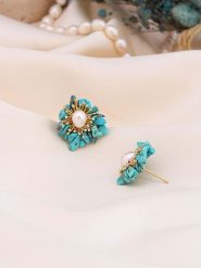 Pierres de Jade Pozłacane kolczyki-wkrętki z perłami i turkusami rozmiar: onesize. Białe kolczyki Pierres de Jade, z perłą, pozłacane. Za 39.99 zł.