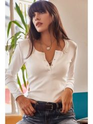 Happiness Istanbul Koszulka w kolorze białym rozmiar: L. Białe bluzki Happiness Istanbul, l, bez wzorów, bez kołnierzyka, bez ramiączek. Za 56.99 zł.