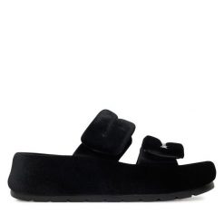 Klapki Juicy Couture. Czarne klapki Juicy Couture, bez wzorów, bez obcasa. Za 249.99 zł.