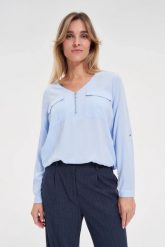 Koszula z wiskozy błękitna. Niebieskie koszule MOODO, l, bez wzorów, z wiskozy, bez kołnierzyka, bez ramiączek. Za 99.99 zł.