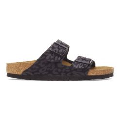 Klapki damskie BIRKENSTOCK Arizona SYN Leo Black. Czarne klapki Birkenstock, bez wzorów, ze skóry, bez obcasa. Za 389.99 zł.