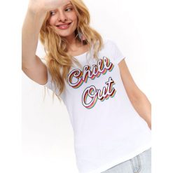 BAWEŁNIANY T-SHIRT Z NADRUKIEM. Białe t-shirty TOP SECRET, z aplikacjami, z bawełny, bez kołnierzyka, bez ramiączek. W wyprzedaży za 19.99 zł.