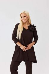 Asymetryczna czekoladowa tunika Florina z wydłużonym tyłem i odpinanym kwiatem PLUS SIZE XXL OVERSIZE JESIEŃ. Brązowe tuniki Moda Size Plus Iwanek, do pracy, na jesień, l, bez wzorów, z nylonu, biznesowe, z asymetrycznym kołnierzem, plus size, bez ramiączek. Za 229.90 zł.