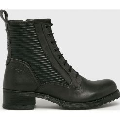 Wrangler - Botki Fire Biker. Czarne botki Wrangler, bez wzorów, z materiału, bez obcasa, bez zapięcia. W wyprzedaży za 329.90 zł.