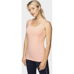 Top damski TSD306 - jasny róż melanż. Czerwone topy 4f, bez wzorów, z dzianiny, bez kołnierzyka, bez ramiączek. Za 24.99 zł.