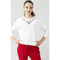 Biała bluza damska z kolorowymi kamieniami. Białe bluzy Twinset, l, z aplikacjami, bez kaptura. Za 315.60 zł.