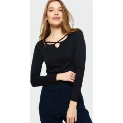 Czarny top z ozdobnym dekoltem. Czarne topy Greenpoint, bez wzorów, z elastanu, bez kołnierzyka, bez ramiączek. Za 19.99 zł.