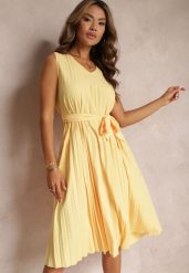Żółta Sukienka Midi z Plisowanej Tkaniny z Materiałowym Paskiem Eudoxia. Żółte sukienki Renee, na komunię, m, bez wzorów, z materiału, eleganckie, bez kołnierzyka, bez ramiączek, midi, rozkloszowane. Za 54.99 zł.