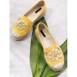 Żółte Espadryle Credential. Żółte espadryle Born2be, z aplikacjami, bez obcasa, na płaskiej podeszwie, bez zapięcia. Za 69.99 zł.
