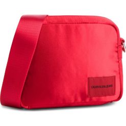Torebka CALVIN KLEIN JEANS - Satin Camera Bag K40K400820 634. Czerwone listonoszki Calvin Klein Jeans, bez wzorów, z jeansu, bez dodatków. W wyprzedaży za 219.00 zł.