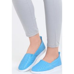 Niebieskie Slip On Show Love. Niebieskie trampki Born2be, bez wzorów, bez zapięcia. Za 19.99 zł.