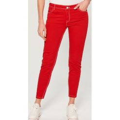 Jeansy skinny fit - Czerwony. Jeansy Mohito. W wyprzedaży za 79.99 zł.
