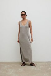 Sukienka maxi z rozcięciami w kolorze COLD MELANGE - SUNSET-XS/S. Sukienki Marsala, na co dzień, na lato, m, bez wzorów, z elastanu, eleganckie, bez kołnierzyka, bez ramiączek, maxi, proste. Za 259.90 zł.