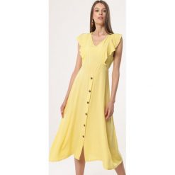 Żółta Sukienka Congenital. Żółte sukienki Born2be, na imprezę, m, bez wzorów, z materiału, bez kołnierzyka, bez ramiączek, midi, trapezowe. Za 69.99 zł.