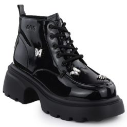 Skórzane botki damskie lakierowane workery z motylami czarne Goe SS2N4102. Czarne botki GOE, bez wzorów, z lakierowanej skóry, bez obcasa, bez zapięcia. Za 389.99 zł.