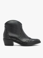 Czarne krótkie botki kowbojki z nitami. Czarne botki Brawo sp. z o.o., bez wzorów, ze skóry, za kostkę, bez obcasa, bez zapięcia. Za 549.99 zł.