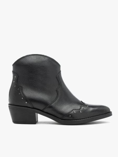 Czarne krótkie botki kowbojki z nitami. Czarne botki Brawo sp. z o.o., bez wzorów, ze skóry, za kostkę, bez obcasa, bez zapięcia. Za 549.99 zł.