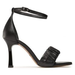 Sandały Carinii. Czarne sandały Carinii, bez wzorów, bez obcasa, na szpilce, bez zapięcia. Za 299.99 zł.