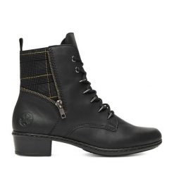 Botki Rieker. Czarne botki Rieker, bez wzorów, bez obcasa, na płaskiej podeszwie, bez zapięcia. Za 379.99 zł.