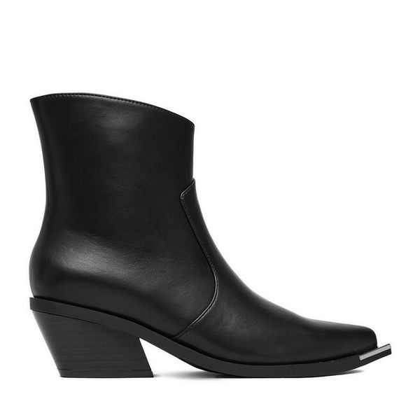 Botki JENNY. Czarne botki Jenny, bez wzorów, bez obcasa, na słupku, bez zapięcia. Za 189.99 zł.