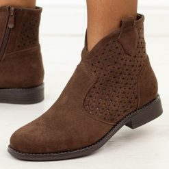Czekoladowe zamszowe ażurowe botki damskie S.Barski 8151. Brązowe botki S.BARSKI, na jesień, w ażurowe wzory, z jeansu, z okrągłym noskiem, bez obcasa, na płaskiej podeszwie, bez zapięcia. Za 239.00 zł.